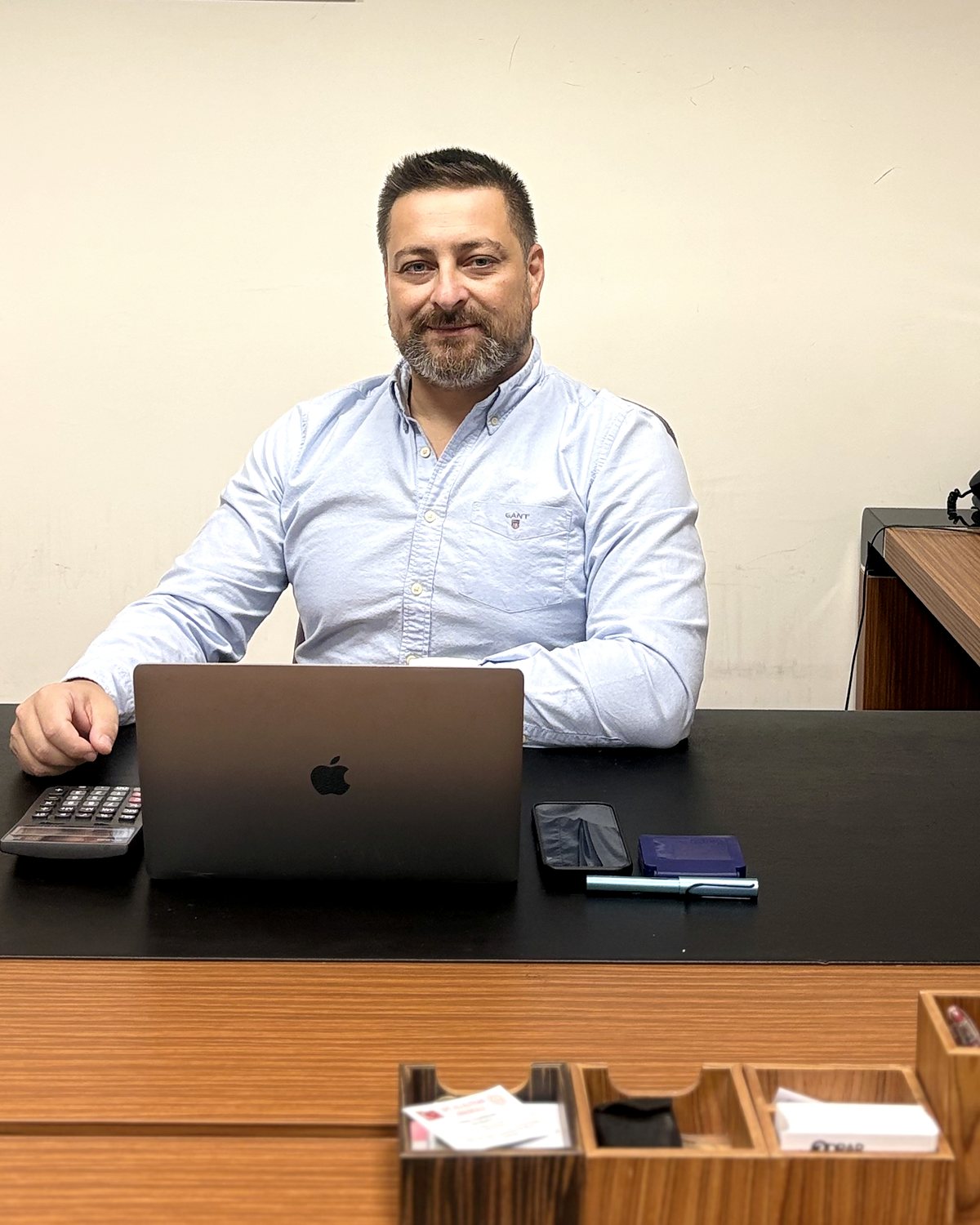Recai Atılgan Çelik, Silivri’deki ofisinde çalışma masasında